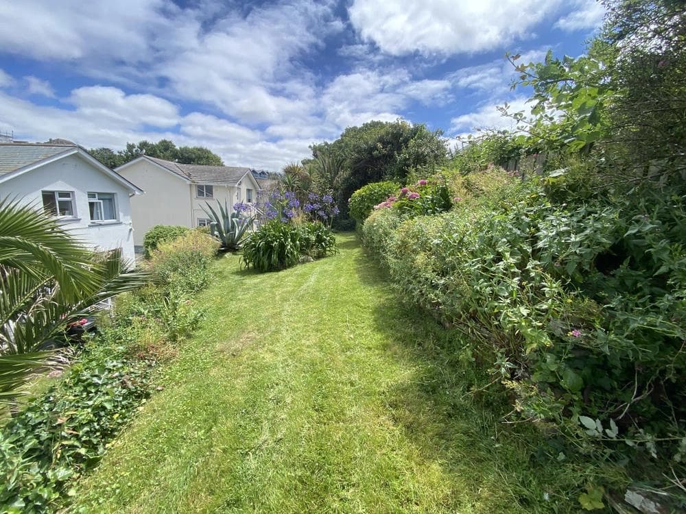 Quilliams Mowing lawn care service in Newquay, Cornwall